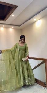 Robe Anarkali en soie verte avec broderie, longueur ras du sol, tenue de mariage indienne traditionnelle pour femme, coupe classique, toutes saisons - Product Image 4