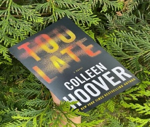 หนังสือปกอ่อน "Too Late" โดยคอลลีน ฮูเวอร์ นวนิยายสำหรับผู้ใหญ่ ปกกระดาษ - Product Image 4