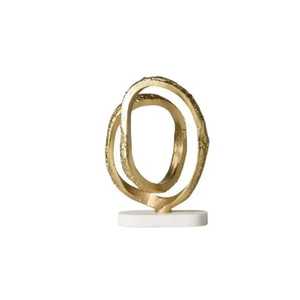Sculpture abstraite en ruban métallique doré torsadé, figurine texturée à boucles concentriques, centre de table moderne sur base en marbre blanc - Product Image 1
