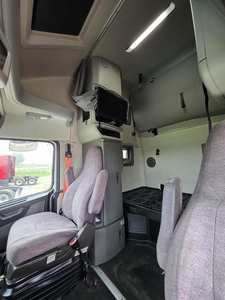 Long Distance Freight Semi <b>Truck</b> Tractor Unit 6x4 Sleeper Cab Diesel Highway Transport <b>Truck</b> - Product Image 6