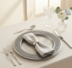 Assiettes de présentation métalliques argentées avec bordure gravée pour la maison, les cafés et les cantines – Fournisseur direct usine - Product Image 1