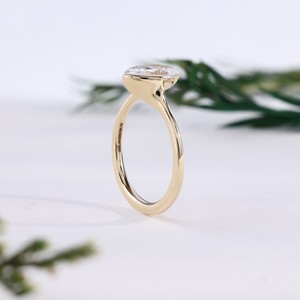 Anillo Solitario Minimalista de Oro con Diamante de Corte Ovalado, Diseño Único de Media Engastura Cruzada, Anillos de Compromiso y Boda, Joyería Fina para Mujer - Product Image 3