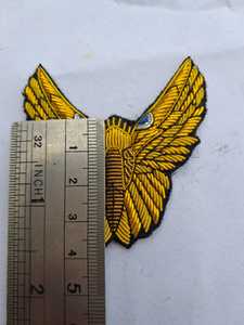 Broches brodées à la main en fil de soie doré et argenté - Broche de coléoptère ailé en fil de soie - Broderie 3D d'insectes de luxe - Product Image 4