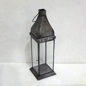 Farol de metal plateado antiguo con forma de pirámide, chimenea cuadrada, asa de alambre, panel de vidrio transparente, marco cuadrado de hierro para mesa - Product Image 1