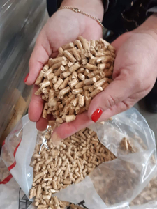 Pellets de Madera de Alto Rendimiento para Chimeneas Residenciales y Hornos de Pizza al Aire Libre - Product Image 6