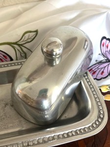 Mantequillera vintage de metal plateado con borde de cuentas - Product Image 3