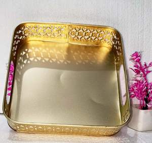 ถาดสี่เหลี่ยมเล็กตกแต่งทำมือจากโลหะสีทองสำหรับเสิร์ฟในครัว โต๊ะรับประทานอาหาร ห้องนั่งเล่น ใส่ขนมและเครื่องดื่ม - Product Image 2