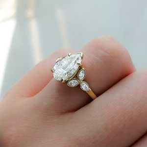 Anillo de Compromiso con Diamante de 2 Quilates en Forma de Hoja, Oro Sólido de 14K, Corte Pera, Cultivado en Laboratorio, Engaste de Bisel, Solitario de 2.1mm, Certificado IGI, Estilo Minimalista - Product Image 4