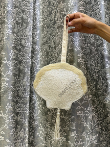Bolso de mano artesanal de lujo con cuentas blancas, flecos de perlas y borlas, tipo minaudière, para novias, bodas, fiestas y eventos. - Product Image 4