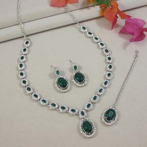 Ensemble de bijoux fantaisie plaqué argent avec collier, boucles d'oreilles et Maang Tikka en cristal et diamant pour femme (IJ400ZG) - Product Image 1