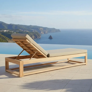 Chaise longue traditionnelle en teck CORFU avec design pliable, mobilier d'extérieur durable pour villa et hôtel au bord de la piscine - Product Image 1