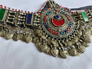 Parures de bijoux afghans de luxe mettant en valeur de grands médaillons en forme de pièce de monnaie et des détails de filigrane complexes avec des boucles d'oreilles pendantes assorties - Product Image 5