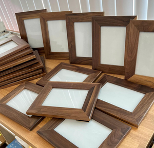 Cadre photo rond en bois moderne fait main pour la maison, ornementé, à poser sur table, affichage horizontal avec impression UV - Product Image 1