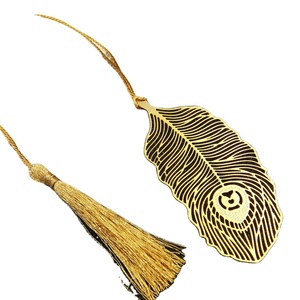 Marcapáginas de metal con forma elegante, perfecto para lectores que adoran accesorios elegantes e inspirados en la naturaleza. - Product Image 3