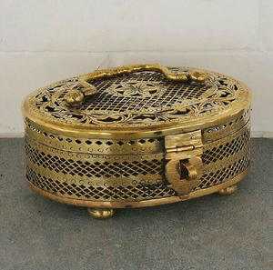 Exclusiva caja de pandan de latón estriado con grabados tradicionales de motivos de hojas. Disponible a precios de mayorista. - Product Image 5