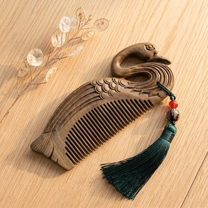 Peigne en bois sculpté à la main en forme de cygne avec pompon, design traditionnel, écologique, décoration d'intérieur, accessoire de chambre à coucher - Product Image 1