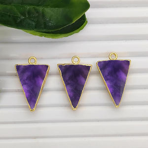 Breloques électroplaquées en améthyste naturelle en forme de triangle, plaqué or 20x15mm, faites à la main, connecteur pour la fabrication de bijoux - Product Image 1
