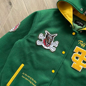 แจ็คเก็ตวาร์ซิตี้ผู้ชายแบบมีฮู้ด กันน้ำ กันลม ระบายอากาศได้ดี เป็นมิตรกับสิ่งแวดล้อม สำหรับฤดูหนาว สไตล์ลำลองแนวสตรีท รับผลิตแบบ OEM พร้อมโลโก้และสีตามสั่ง - Product Image 4