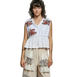 Haut sans manches à volants avec patch floral POL et détails à bords bruts - Product Image 1