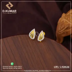 Boucles d'oreilles clips en or 18 carats et diamants, design géométrique, modernes, élégantes, pour un usage quotidien, pour les mariages et les occasions spéciales - Product Image 3