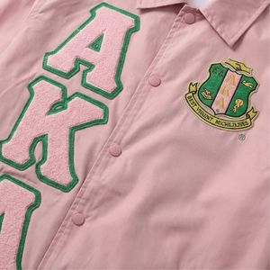 เสื้อแจ็คเก็ตโค้ชสีชมพูสำหรับผู้หญิง ปักลายตราสัญลักษณ์ ตัวอักษร ดีไซน์กระดุมด้านหน้า เสื้อคลุมลำลองแฟชั่น แขนยาว สตรีทแวร์ - Product Image 6