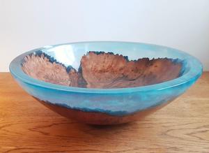 Bol décoratif fait main en résine époxy sans BPA et bois d'acacia, motif contemporain, finition haute brillance pour l'aménagement intérieur - Product Image 3