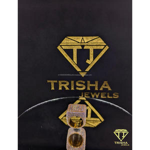 Bague carrée de luxe plaquée or avec diamants de laboratoire VVS, bijoux hip-hop sertis de pierres brillantes par Trisha Jewels - Product Image 2