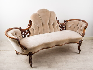Chaise longue de luxe en velours capitonné avec des motifs rococo classiques et des roulettes en laiton - Product Image 2