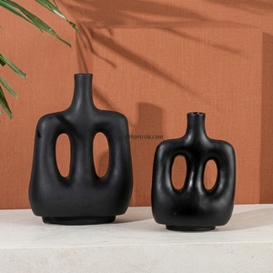 Vase Hoyo M noir mat en argile terracotta, abstrait, à double poignée, fait main, en céramique sculpturale, vente en gros - Product Image 6