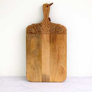 Planche à découper élégante en bois de manguier avec détail décoratif en forme de couronne, surface épaisse et durable, adaptée aux aliments, plateau de service pour la cuisine - Product Image 1