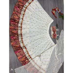 Lehenga Choli de Diseño para Navratri con Bordado de Encaje y Lentejuelas - Product Image 2