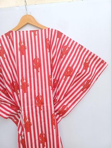 Robe maxi kaftan en coton à rayures rouges de qualité supérieure, imprimé homard, col en V bohème, manches courtes et coupe décontractée pour les vacances. - Product Image 4