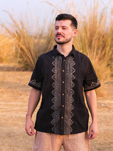 เสื้อเชิ้ตแขนสั้นผ้าฝ้ายสีดำสำหรับผู้ชาย งานแฮนด์เมด พิมพ์ลายเรขาคณิตด้วยเทคนิคแฮนด์บล็อก สไตล์ลำลอง ติดกระดุม - Product Image 1
