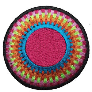 Parches bordados personalizados para ropa, con diseño de hilo detallado, precio según el tamaño. - Product Image 1
