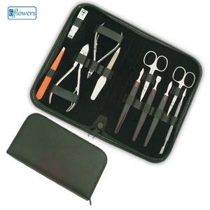 Kit portable de pédicure/manucure de 11 pièces avec pochette zippée en cuir PU - Product Image 1