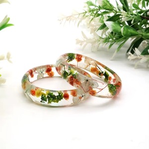 Brazalete de Resina con Flores Secas Personalizado, Hermoso y Colorido, Brazalete de Resina Acrílica Transparente con Flores Secas Variadas - Product Image 1