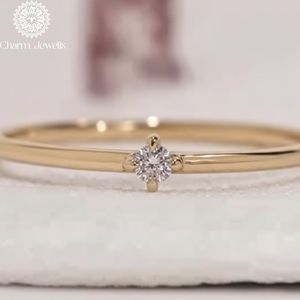 Bague de fiançailles classique pour femme Charm Jewells, trois pierres en moissanite taille coussin, monture à griffes en argent 18 carats, certifiée IGI 3 - Product Image 3