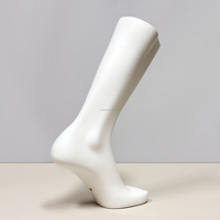 Mannequin de luxe en fibre de verre blanc mat, pose debout avec tête, pour présentation de chaussettes, chaussures et pieds.
