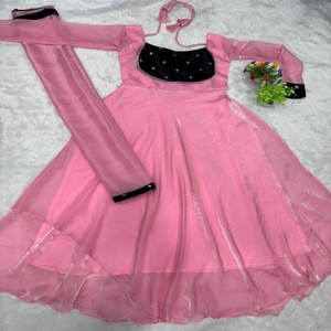 Vestido Largo de Terciopelo con Bordado de Seda Fandy de VASTRA COTTAGE, con Dupatta, Interior de Microfibra de Algodón, Estilo Étnico para Fiestas - Product Image 1