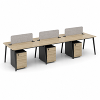 Poste de travail de bureau moderne pour 6 personnes avec rangements, écrans d'intimité gris, plateaux en bois grainé, cadre noir incliné et pieds mobiles