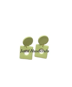 Pendientes de resina hechos a mano para mujeres y niñas joyería de moda de boda de estilo indio clásico con perlas de Javed Handicraft - Product Image 1