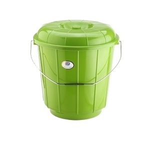 Cubo de Plástico para Agua con Tapa y Asa de Acero - Product Image 1
