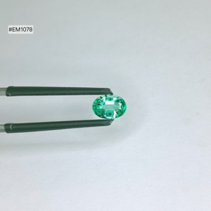 Meilleure Vente Émeraude Zambienne Ovale Pierre Précieuse Libre 0.68ct Pierre Verte Naturelle 7.00x5.00x3.40mm Grade 3A Pour Bijoux Personnalisés - Product Image 1