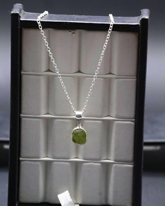 Collar con Colgante de Peridoto Natural en Bruto, Gema de Cristal Verde, Joyería de Plata Hecha a Mano, Piedra Curativa, Regalo Boho para Mujer - Product Image 4