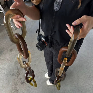 Chaîne murale en résine, design unique, qualité supérieure, fabrication artisanale, article décoratif pour la pièce, très adorable. - Product Image 1