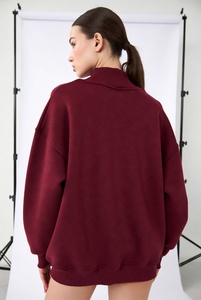 Femme confiante portant un sweat-shirt vert émeraude riche à col montant, coupe ample parfaite, dans un éclairage de studio clair. - Product Image 2