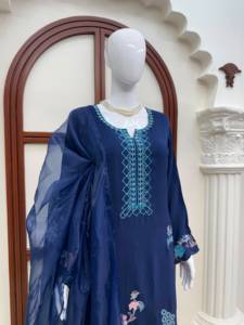 Ensemble prêt-à-porter entièrement cousu avec haut en soie Jura orné de broderies complexes, pantalon en soie Jura et dupatta en organza. - Product Image 5