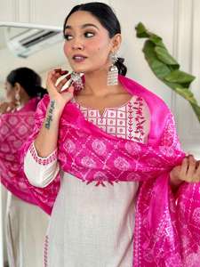 Ensemble Salwar Kameez en coton doux de qualité export avec dupatta, confortable pour un usage quotidien, disponible à la vente pour femmes - Product Image 3