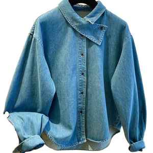 De las reuniones de oficina a las fiestas de fin de semana, estas prendas multiusos son esenciales para cada chica moderna y para mujeres. Tops de mezclilla. - Product Image 4