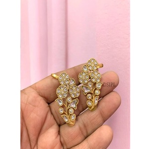 Pendientes de Flor con Baño de Oro de Primera Calidad y Engaste de Perlas, Estilo Clásico para Mujer, Ideales para Bodas - Product Image 1